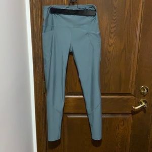 Body glove sports leggings light green pockets side